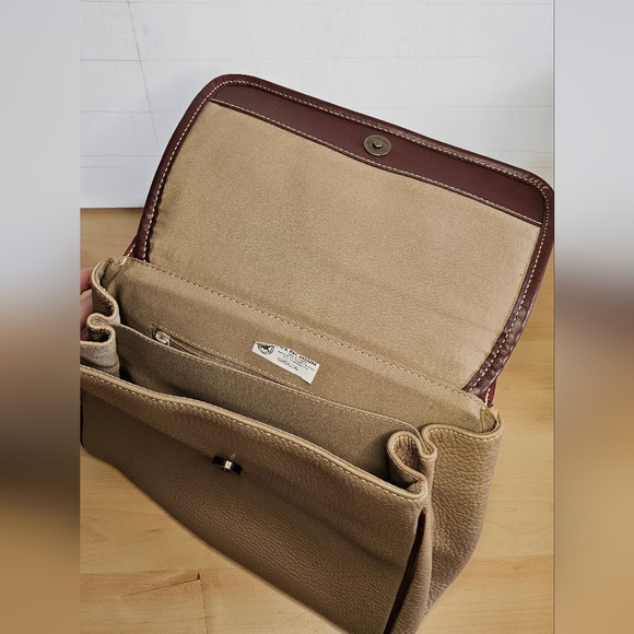 Vintage 2 tone red and tan leather cross body style - Picture 3 of 8